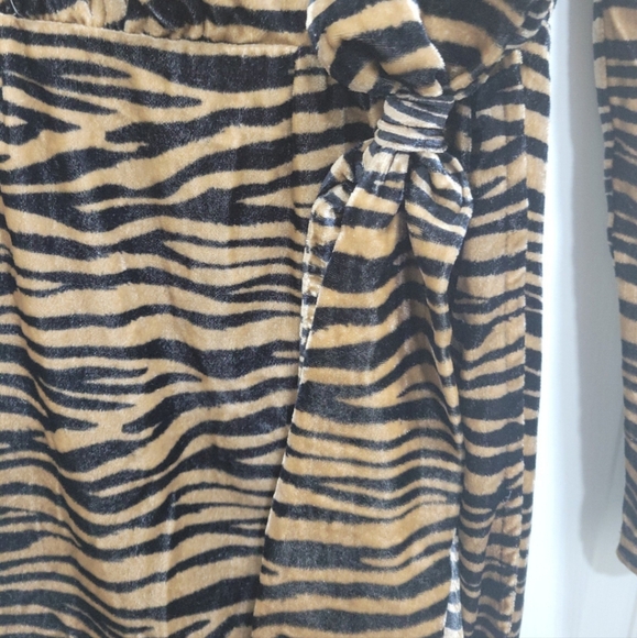 Wayf Mylene Tiger Stripe Print Velvet Wrap Front Vneck Minidress - Picture 6 of 9